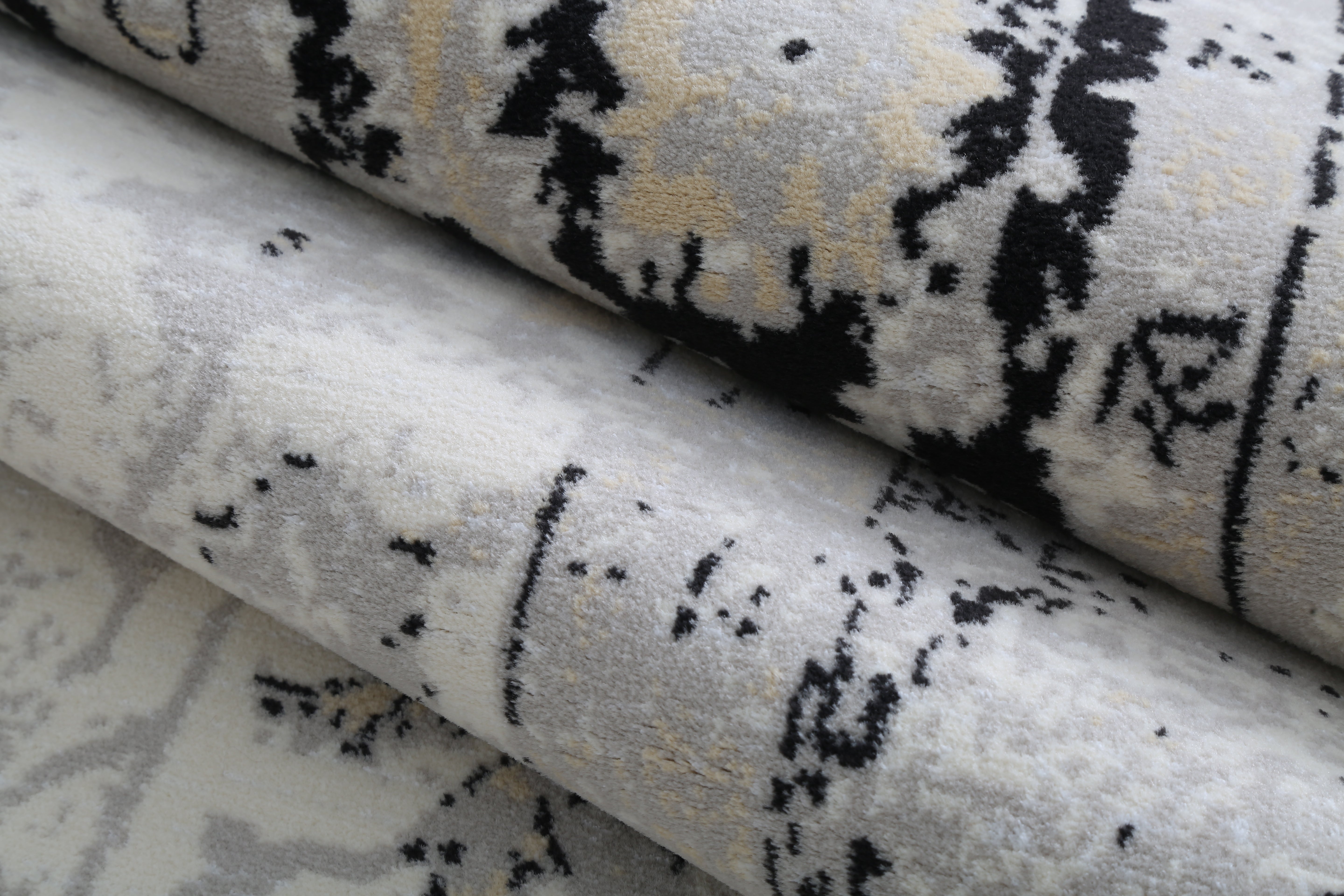 Glara Heritage Luxe Rug – Ivory & Charcoal Vintage Abstract (12mm Plush)