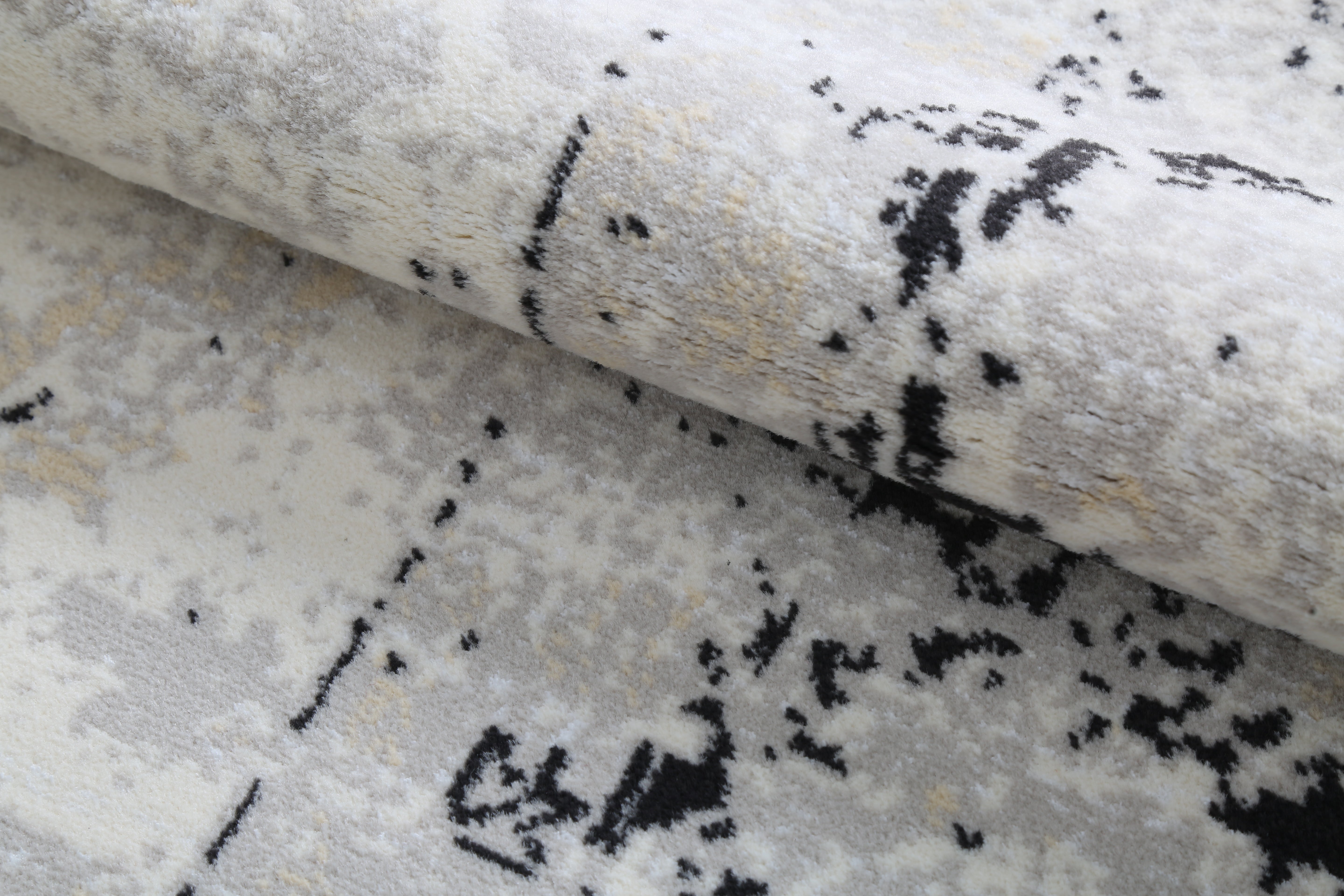 Glara Heritage Luxe Rug – Ivory & Charcoal Vintage Abstract (12mm Plush)